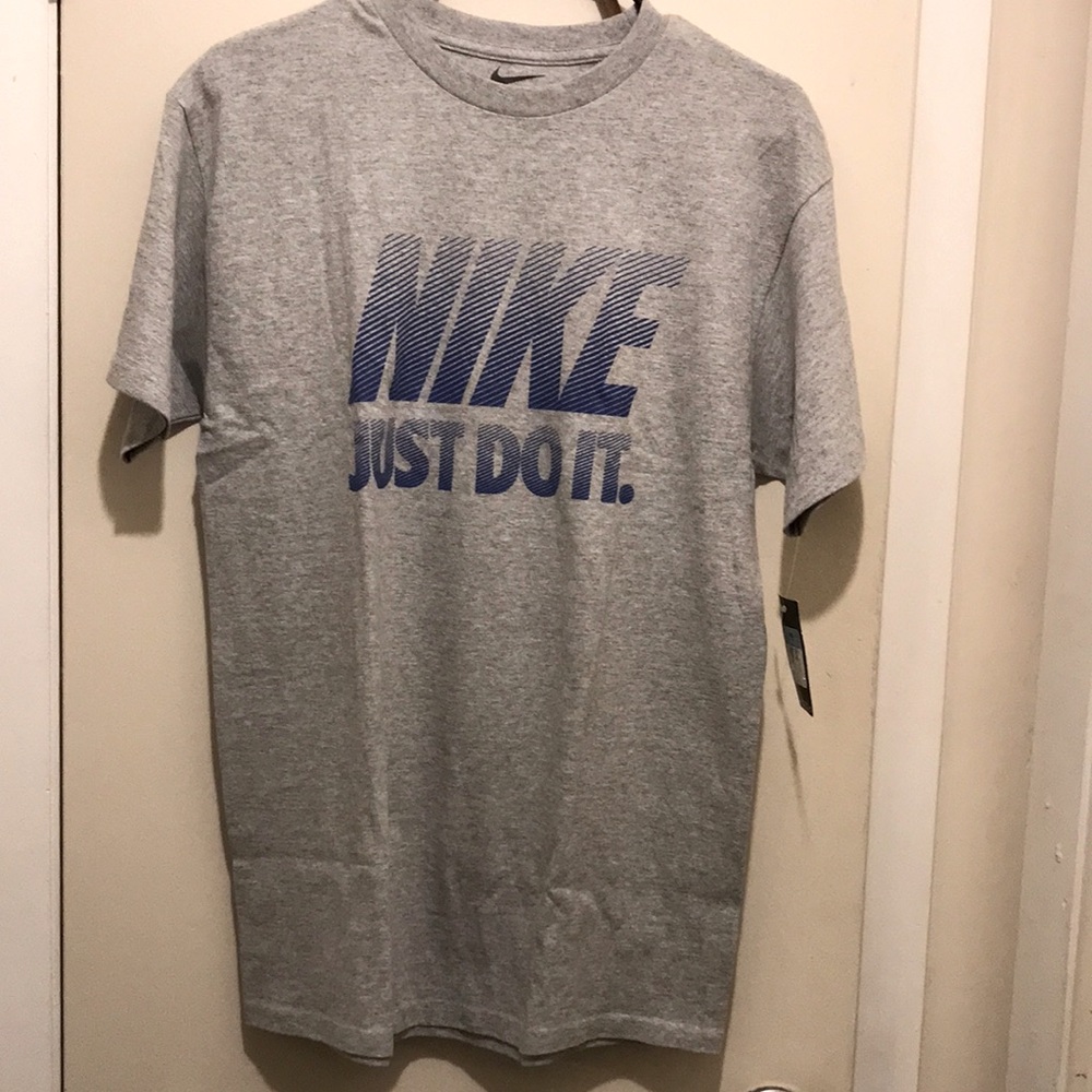 D) Nike Men's Gray Size Medium T-Shirt